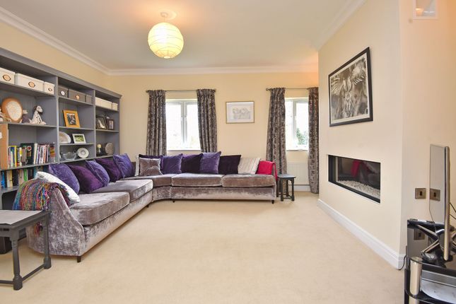 15 West Court Hollins Hall, Harrogate photo 2