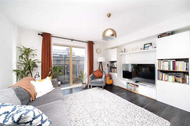 Flat for sale in Clock View Crescent, Islington, London