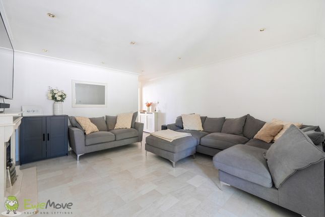 42, Elmhurst, Tadley photo 4