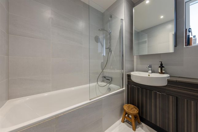 Flat for sale in Sutherland Road Path, London