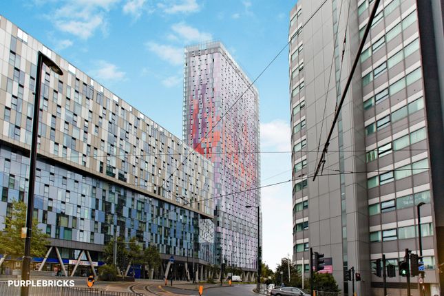 2-bed flat on 11 Saffron Central Square, Croydon, £275,000