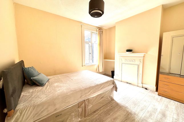 Thumbnail Room to rent in Northfield Avenue, London