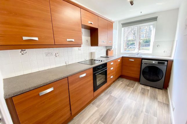 31, Woodfield Court, Huddersfield photo 3