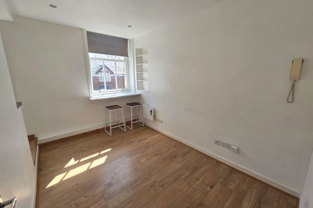 1-bed flat on Pembroke Place,Flat 18, Pembroke buildings, Cambrian Place, Swansea, £50,000