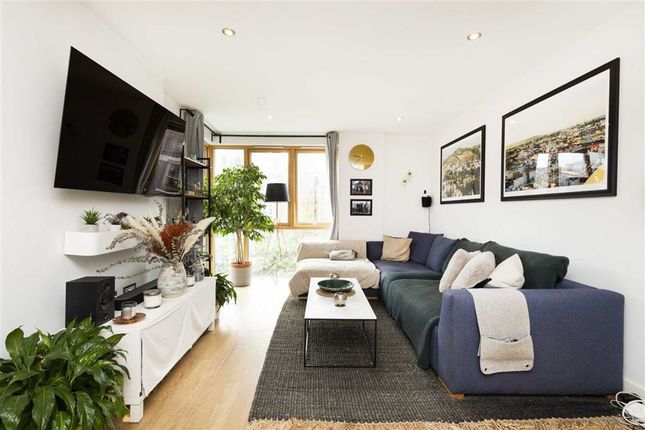 Thumbnail Flat for sale in Old Bethnal Green Road, London