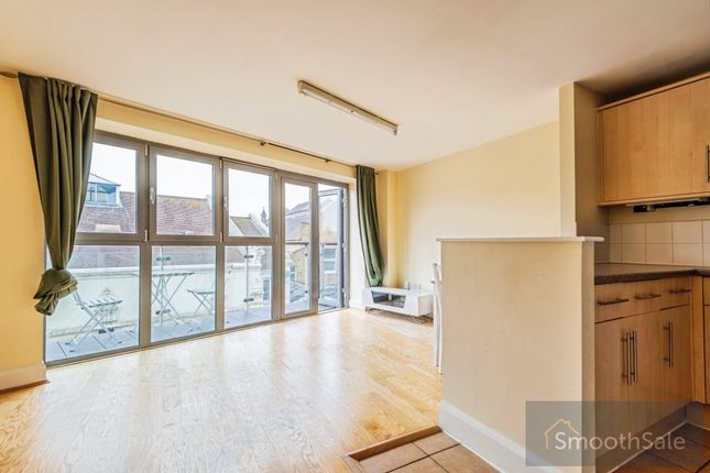 Flat 4, 14 Lee High Road, London photo 4
