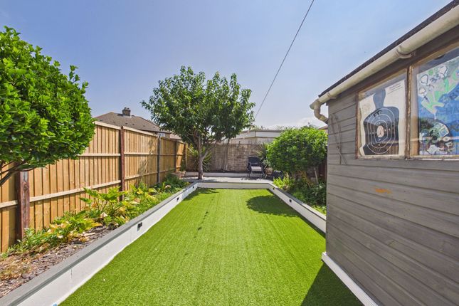 10, Middlesborough Road, London photo 4