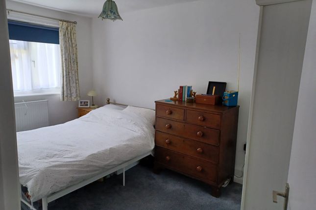 18, Coates Dell, Watford photo 4