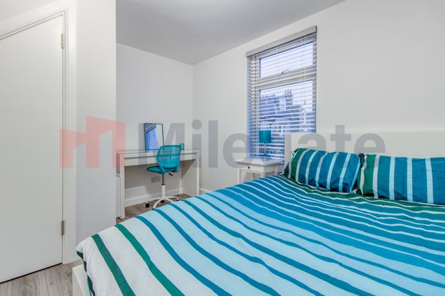 Flat to rent in Clapham Common North Side, London