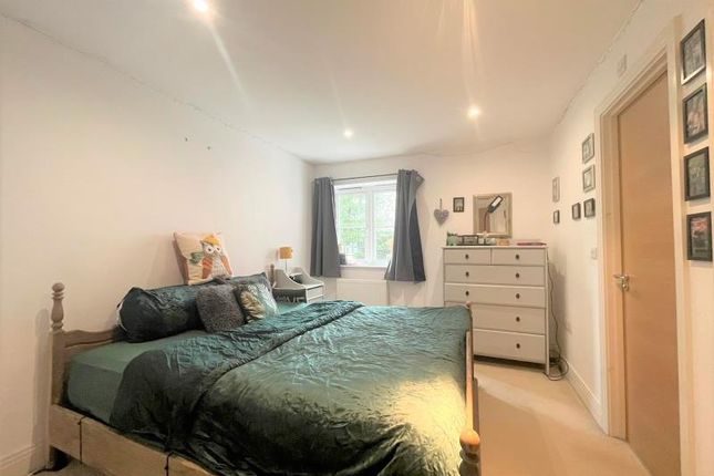 Flat to rent in Kingfield Road, Woking