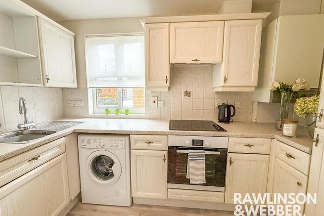 Flat 12 Aragon Court, 11 Pemberton Road, East Molesey photo 4