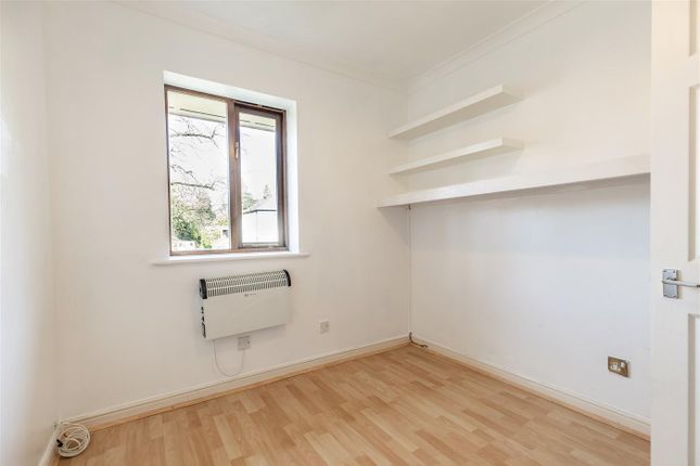 Flat for sale in Woodland Grove, Epping