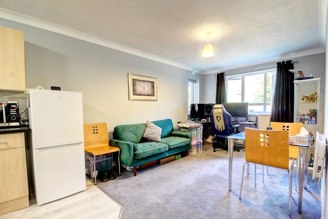 6 Shanklin Court, Newport Road, Aldershot photo 3