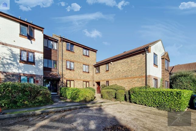 Flat for sale in Marchside Close, Heston