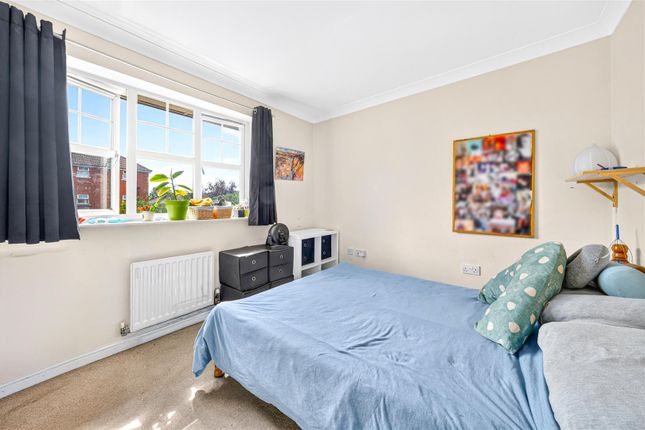 32, Piper Way, Ilford photo 4