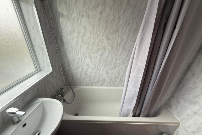 80, St. Josephs Drive, Southall photo 4