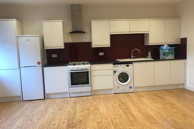 Flat 3, 253, Chase Cross Road, Romford photo 2