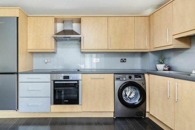 89, Holland Gardens, Brentford photo 3