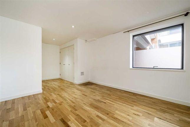 Flat to rent in Hermitage Street, London