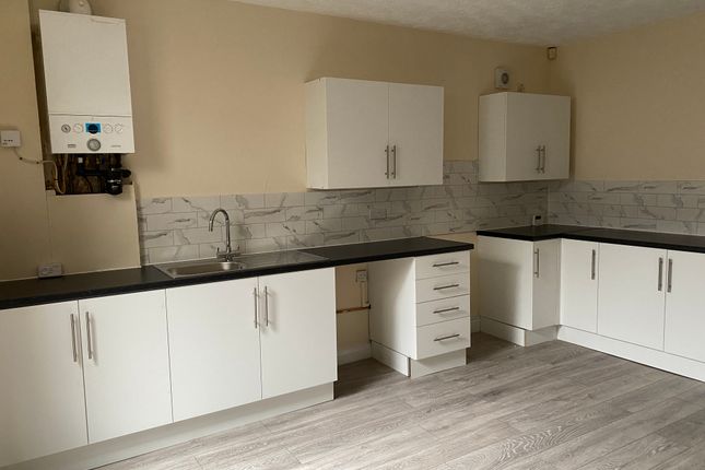 33, Chequers, Clayton-Le-Moors photo 2