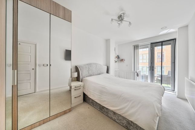 Flat 5, 43 Coxwell Boulevard, London photo 3