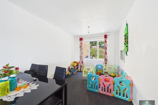 6, Harvey Close, Broadfield photo 5