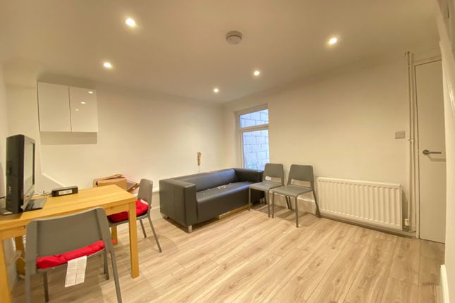 Shared accommodation to rent in Saunders Street, Gillingham