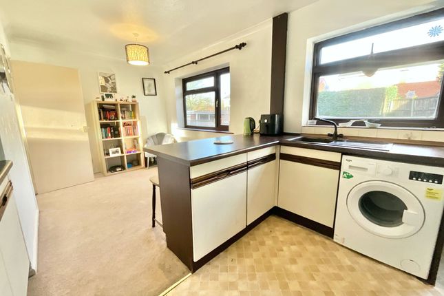 8 Maple Close, Stoke-On-Trent photo 2