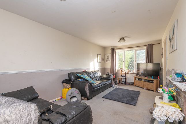 18, Teddington Avenue, Huddersfield photo 2
