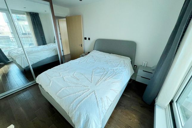Flat to rent in 3 St Georges Wharf, London