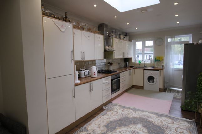 Bishop Ken Road, Harrow Weald photo 3