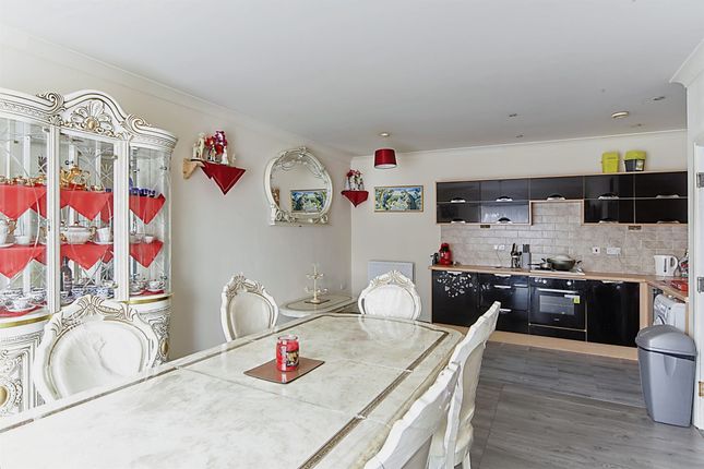 Flat for sale in Fernwood, Park Villas, Roundhay, Leeds