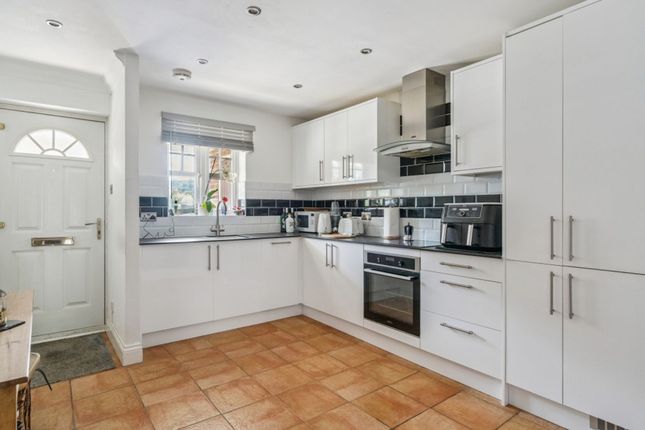 48 Saunderton Vale, High Wycombe photo 4