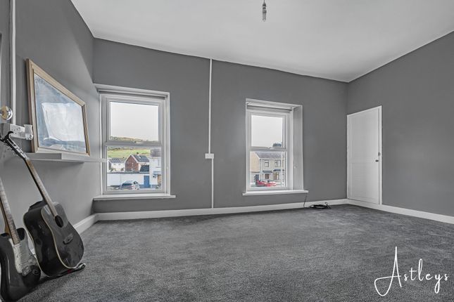 35 Cwrt Sart, Neath photo 3