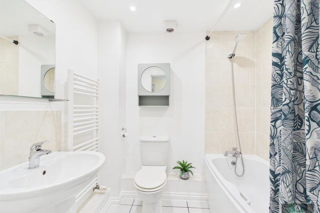 Kitsbridge House, Copthorne photo 4