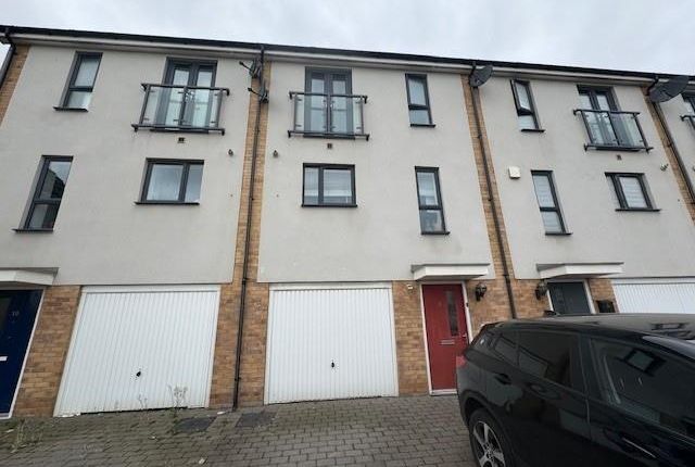 Town house to rent in Marshfoot Close, Aveley, Thurrock