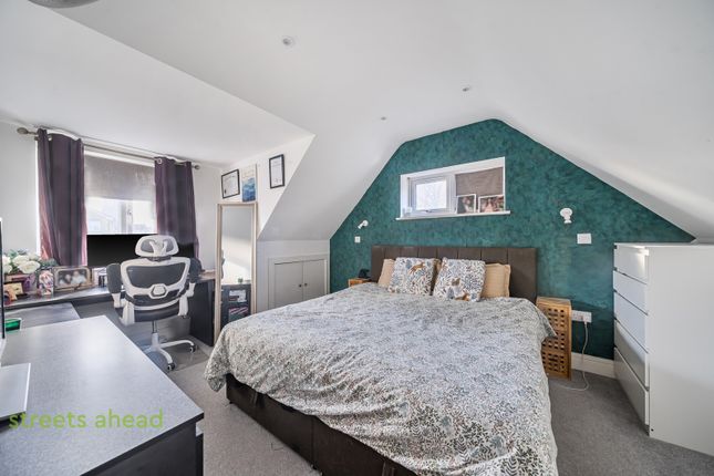 104, Haslemere Avenue, Surrey photo 3