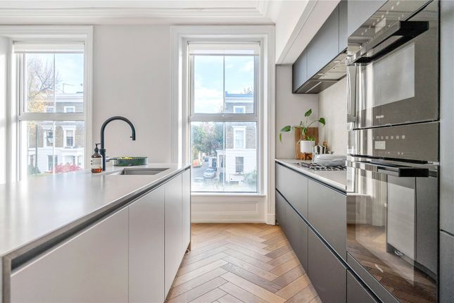 Flat for sale in Elizabeth Avenue, Islington, London