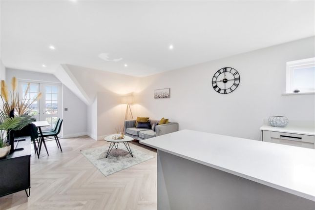 Thumbnail Flat for sale in Woodcote Grove Road, Coulsdon