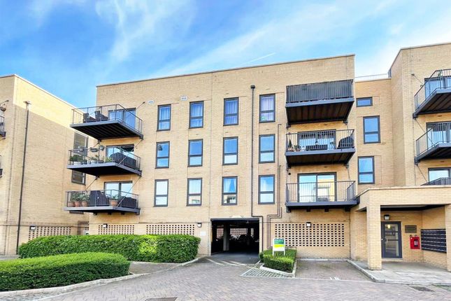 Flat for sale in Starboard Crescent, Chatham