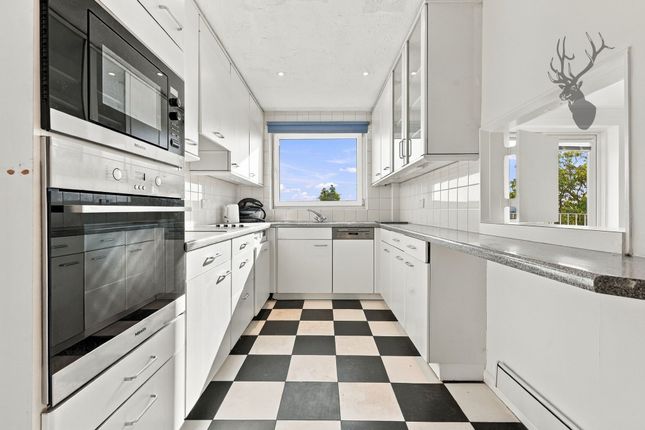 Flat 35, Greenhill High Road, Buckhurst Hill photo 3