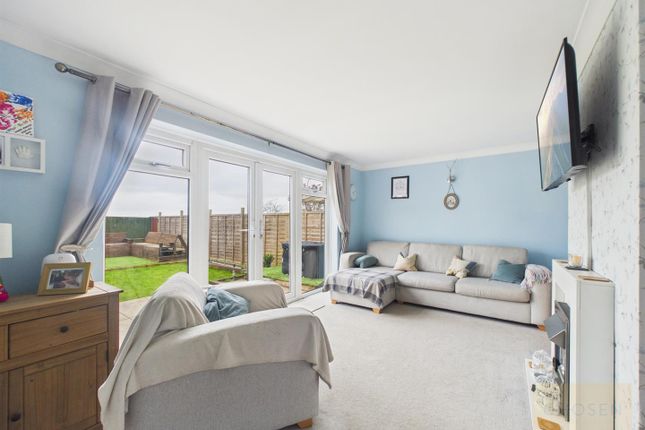 19, Westover Court, Gloucester photo 3