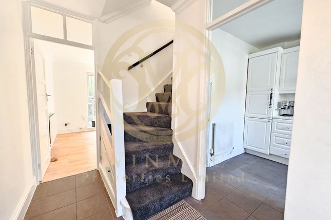 Flat 126 Royal Oak Court, London photo 2