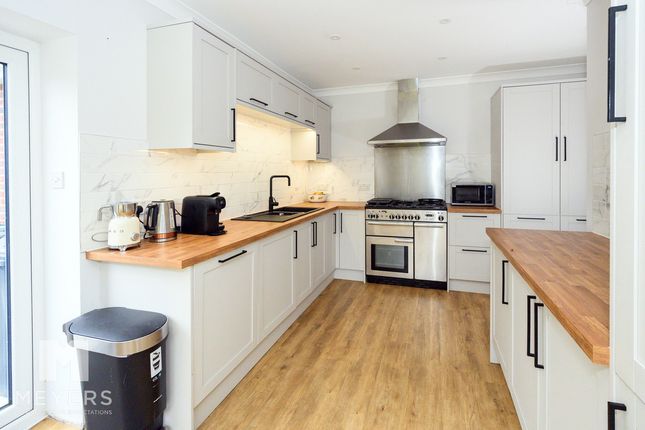 6, Highfield Road, Ringwood photo 4