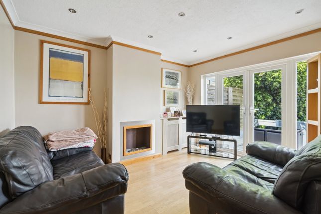 2, Vivian Close, Watford photo 2