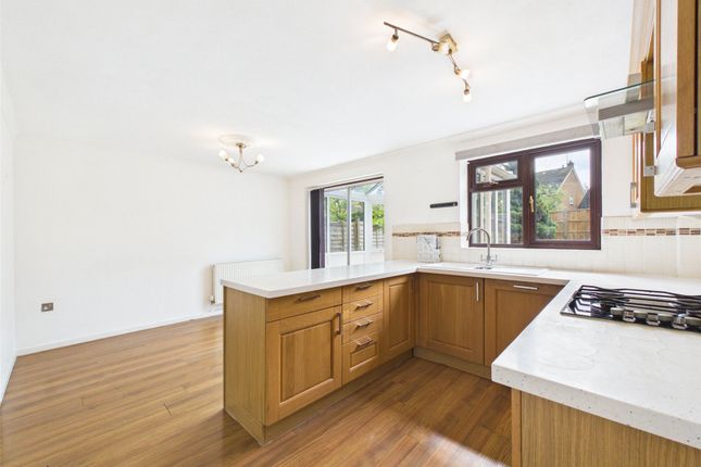 9, Wren Close, Gloucester photo 2