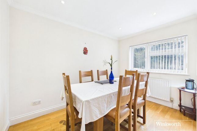 142, Wolmer Gardens, Edgware photo 3