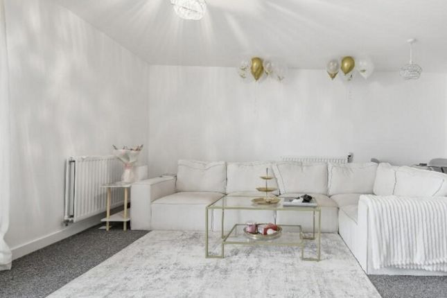 Flat Flat 216, 2, De Pass Gardens, Barking photo 4