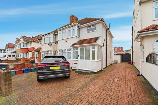 21, Munster Avenue, Hounslow photo 2