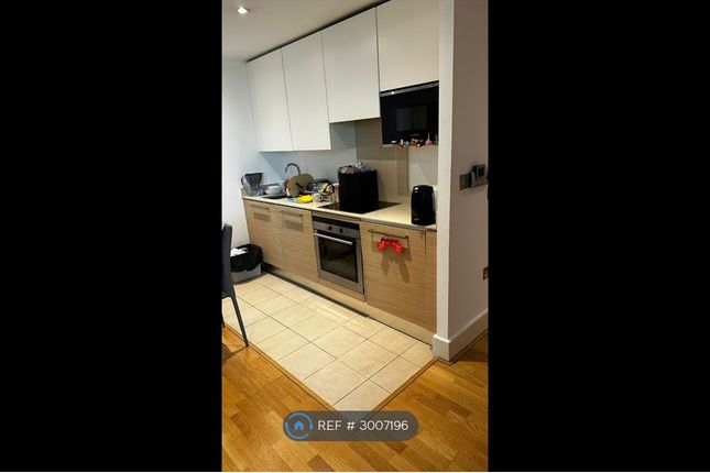Flat, St George Wharf, London photo 5